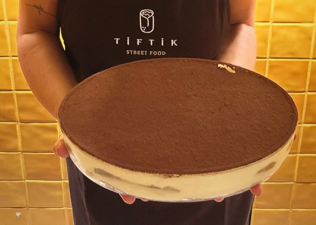 Tiftik Street Food önlüğüyle taşınan klasik tiramisu borcamı