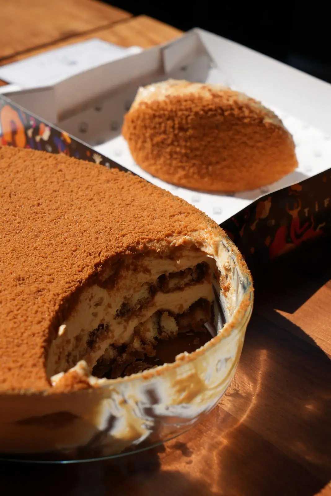 Borcam tiramisu ve kutuya alınmış porsiyon