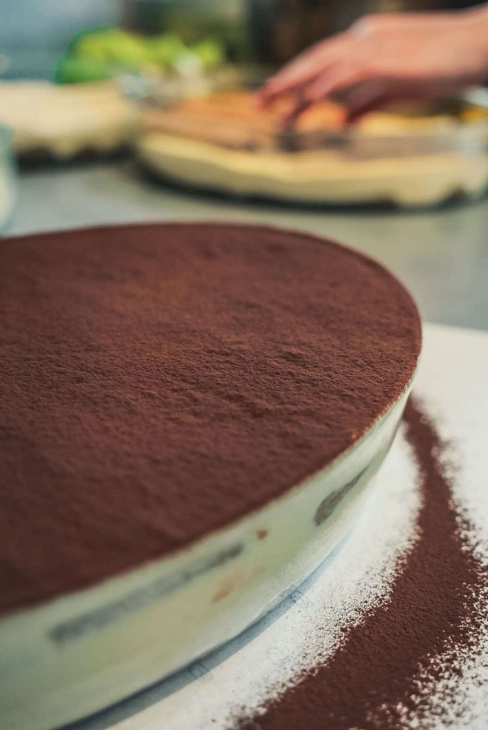Kakaosu yeni elenmiş klasik tiramisu, mutfak tezgâhında