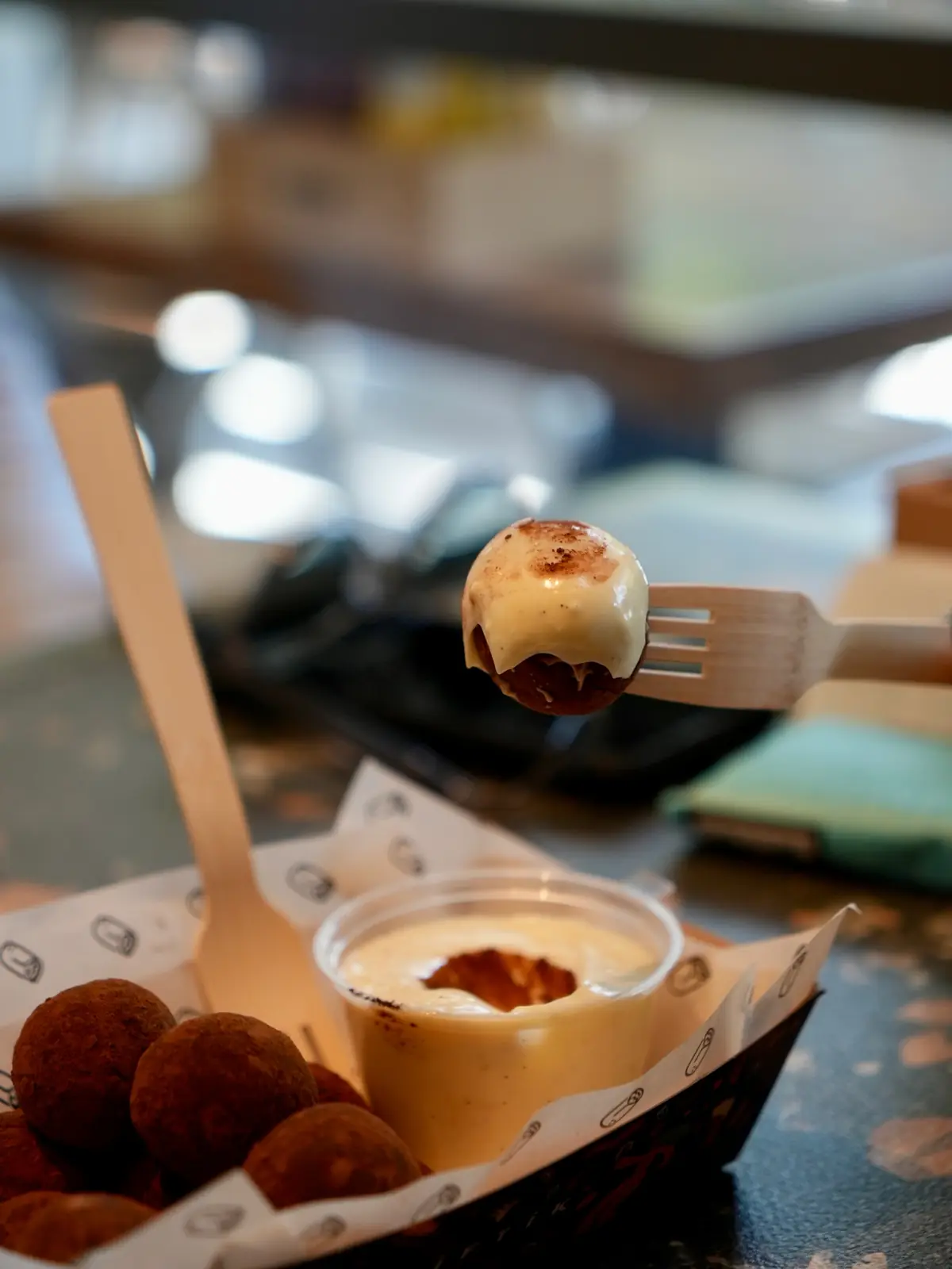 Mascarpone kremasına batırılmış tiramisu topu
